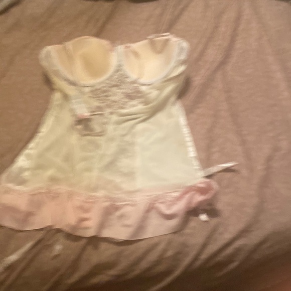 Lingerie - Picture 1 of 2